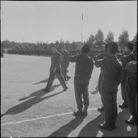 Beni Messous. Prise d'armes au 411e régiment d'artillerie antiaérien (RAA). Le général Ailleret passe les troupes en revue.