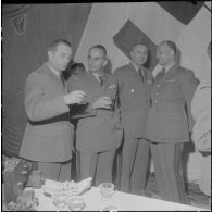 Beni Messous. Prise d'armes au 411e régiment d'artillerie antiaérien (RAA). Cocktail.