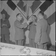 Beni Messous. Prise d'armes au 411e régiment d'artillerie antiaérien (RAA). Cocktail.