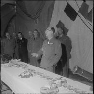 Beni Messous. Prise d'armes au 411e régiment d'artillerie antiaérien (RAA). Cocktail. Discours du général Ailleret.