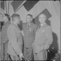 Beni Messous. Prise d'armes au 411e régiment d'artillerie antiaérien (RAA). Cocktail.