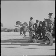 Beni Messous. Prise d'armes au 411e régiment d'artillerie antiaérien (RAA). Le général Ailleret passe les troupes en revue.