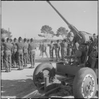 Beni Messous. Prise d'armes au 411e régiment d'artillerie antiaérien (RAA). Le général Ailleret passe les troupes en revue.