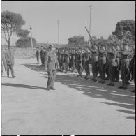 Beni Messous. Prise d'armes au 411e régiment d'artillerie antiaérien (RAA). Le général Ailleret passe les troupes en revue.