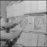 Les Vergers d'Oued-Fodda. Conditionnement : étiquetage des caisses d'oranges.