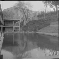 Orléansville. Centre éducatif Albert Camus. Piscine avec théâtre en plein air.