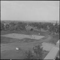 Orléansville. Centre éducatif Albert Camus. Terrains de sport et élèves.