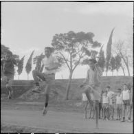 Orléansville. Centre éducatif Albert Camus. Education physique des élèves des différentes écoles.