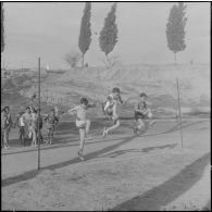 Orléansville. Centre éducatif Albert Camus. Pendant une séance de plein air, les élèves des groupes scolaires viennent effectuer leur culture physique sous la direction de moniteurs de sports.