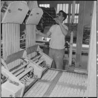 Alger. Usine de pâtes alimentaires Ferrero. Vue partielle de l'une des nombreuses machines de fabrication de pâtes.