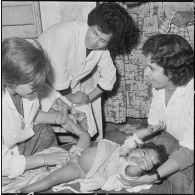 Les équipes médico-sociales itinérantes (EMSI) montrent comment soigner ce bébé.