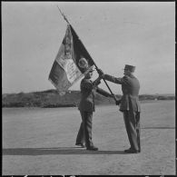 Garde du drapeau du 67e régiment d'infanterie de marine (RIMa) au CITO. Le général Paruit remet le drapeau au lieutenant-colonel Grihet commandant le CITO.