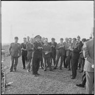 La Reghaïa. Les journalistes écoutent les autorités militaires et regardent la vue.