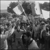 Alger. Hôpital Maillot. Le cercueil quitte la chapelle Maillot avec des manifestants du FLN (Front de libération nationale).