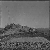 Frontière algéro-marocaine. Le poste maréchal Leclerc et aire d'atterissage pour hélicoptère.