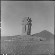 Frontière algéro-marocaine. Monument commémoratif élevé en l'honneur du maréchal Leclerc.