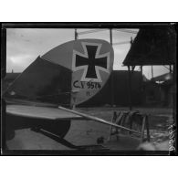 Pont-l'Evêque, Oise. Parc d'aviation. Avion allemand LVG dernier modèle, descendu à Orrouy. Détail de l'appareil. [légende d'origine]