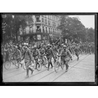 Les troupes italiennes, avenue des Ternes. [légende d'origine]
