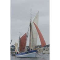 Un voilier dans la rade de Brest. Le dundee Vieux copain datant de 1942.