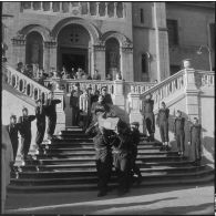 Alger. Obsèques de l'adjudant Bro. Le cercueil sort de l'église.