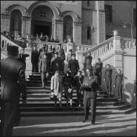 Alger. Obsèques de l'adjudant Bro. Une autorité militaire présente les décorations.