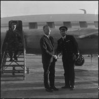 Maison Blanche. Pierre Messmer est reçu par le lieutenant-colonel, commandant la base aérienne de Maison-Blanche.