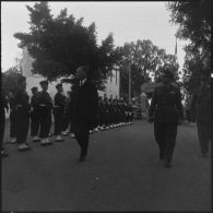 Alger. Caserne d'Orléans. A son arrivée, Pierre Messmer passe en revue un détachement du 9e régiment de zouaves (9e RZ), rendant les honneurs.