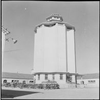 Ferme expérimentale du Kroub. Dans des bâtiments qui se trouvent à 800 mètres de la ferme, se dresse le silo qui abrite le grain pour les bêtes.