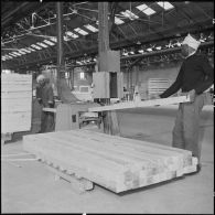 Sidi Chami. Menuiserie Lyon-Standard. Les ouvriers rabotent des morceaux de bois avant l'important travail que va subir chacun de ces bois.