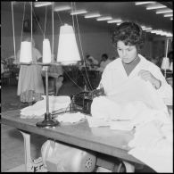 Relizane. Bonneterie d'Oued-Zina. Jeunes femmes travaillant à la confection de maillots de corps.