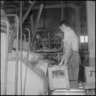 Alger. Usine d'huile alimentaire Lesieur. Lavage des bouteilles.