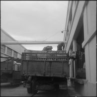 Alger. Usine d'huile alimentaire Lesieur. Chargement d'un camion.