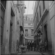 Oran. Deuxième anniversaire de la semaine des barricades. Des drapeaux français dans les rues.