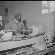 Camp de L'Alma (camp Bonvalot). Centre d'instruction du service du matériel n°3 (CISM n° 3). Un soldat travaillant sur une machine-outil.