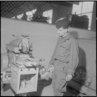 Camp de L'Alma (camp Bonvalot). Centre d'instruction du service du matériel n°3 (CISM n° 3). Un soldat travaillant sur une machine-outil.