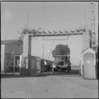 Camp de L'Alma (camp Bonvalot). Un camion Dodge sort du Centre d'instruction du service du matériel n°3 (CISM n° 3).