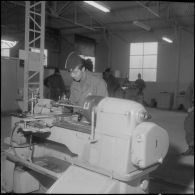 Camp de L'Alma (camp Bonvalot). Centre d'instruction du service du matériel n°3 (CISM n° 3). Un soldat travaillant sur une machine-outil.