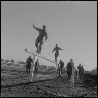 Camp de L'Alma (camp Bonvalot). Centre d'instruction du service du matériel n°3 (CISM n° 3). Des soldats s'entraînant au parcours du combattant.