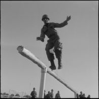 Camp de L'Alma (camp Bonvalot). Centre d'instruction du service du matériel n°3 (CISM n° 3). Des soldats s'entraînant au parcours du combattant.