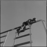 Camp de L'Alma (camp Bonvalot). Centre d'instruction du service du matériel n°3 (CISM n° 3). Des soldats s'entraînant au parcours du combattant.