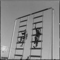Camp de L'Alma (camp Bonvalot). Centre d'instruction du service du matériel n°3 (CISM n° 3). Des soldats s'entraînant au parcours du combattant.