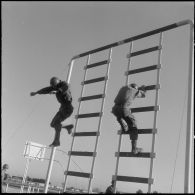 Camp de L'Alma (camp Bonvalot). Centre d'instruction du service du matériel n°3 (CISM n° 3). Des soldats s'entraînant au parcours du combattant.