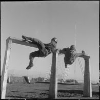 Camp de L'Alma (camp Bonvalot). Centre d'instruction du service du matériel n°3 (CISM n° 3). Des soldats s'entraînant au parcours du combattant.