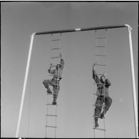 Camp de L'Alma (camp Bonvalot). Centre d'instruction du service du matériel n°3 (CISM n° 3). Des soldats s'entraînant au parcours du combattant.
