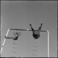 Camp de L'Alma (camp Bonvalot). Centre d'instruction du service du matériel n°3 (CISM n° 3). Des soldats s'entraînant au parcours du combattant.