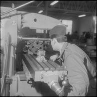 Camp de L'Alma (camp Bonvalot). Centre d'instruction du service du matériel n°3 (CISM n° 3). Un soldat travaillant sur une machine-outil.