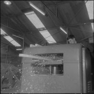 Camp de L'Alma (camp Bonvalot). Centre d'instruction du service du matériel n°3 (CISM n° 3). Un soldat travaillant sur une machine-outil.
