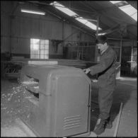 Camp de L'Alma (camp Bonvalot). Centre d'instruction du service du matériel n°3 (CISM n° 3). Un soldat travaillant sur une machine-outil.