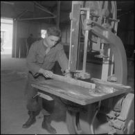 Camp de L'Alma (camp Bonvalot). Centre d'instruction du service du matériel n°3 (CISM n° 3). Un soldat travaillant sur une pièce en bois à l'aide d'une machine-outil.