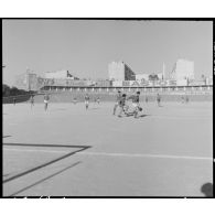 Algérie. Finale de football entre le 9e régiment de zouaves (RZ) et le 632e CCH. Les joueurs en action pendant le match.